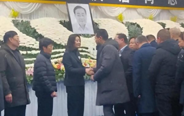 顺配网 宗庆后杜建英香港旧照曝光，眼神拉丝同住一间房，宗馥莉年仅13岁